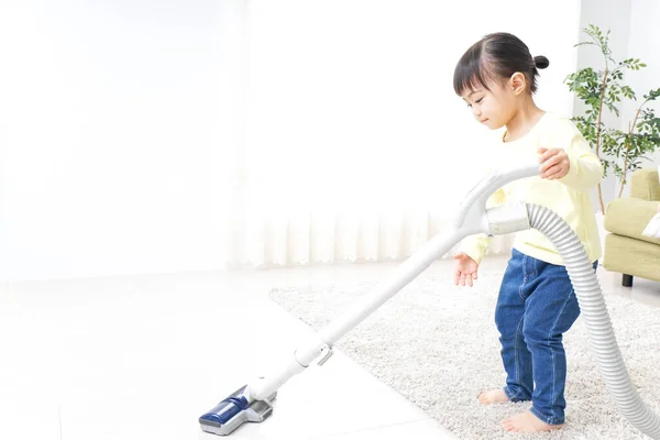 子供掃除室掃除機付きの女の子 — ストック写真