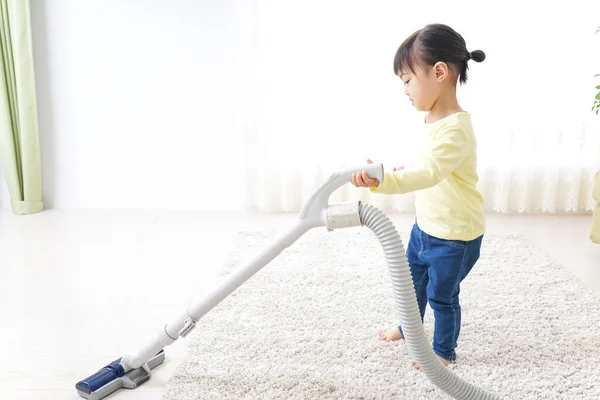 Cuarto Limpieza Infantil Niña Con Aspiradora — Foto de Stock