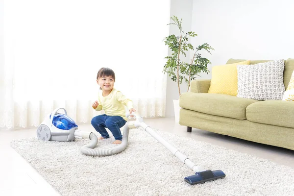 Ruang Pembersihan Anak Gadis Kecil Dengan Vacuum Cleaner — Stok Foto