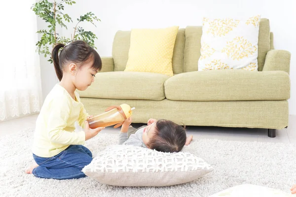 Kinderen Die Samen Thuis Spelen — Stockfoto