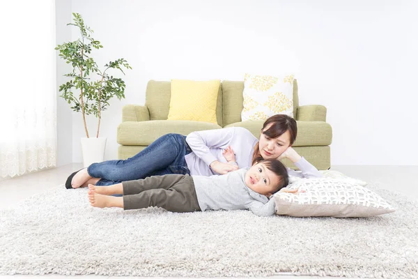 Madre Cama Abajo Niño — Foto de Stock