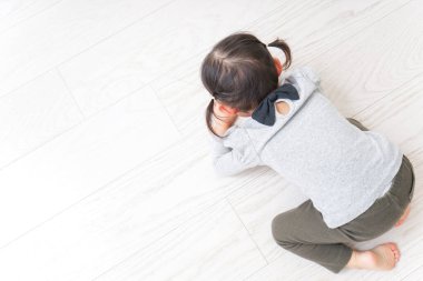  Yerde ağlayan çocuk