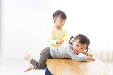 Çocuklar yakın çekimde oynuyor