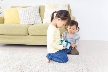 Çocuklar hediyelerini değiş tokuş ediyorlar