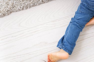 Oynayan çocukların bacakları.