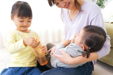 Mutlu bir aile bebek sahibi.