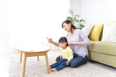 Anne, çocuğun saçını birbirine bağlıyor..