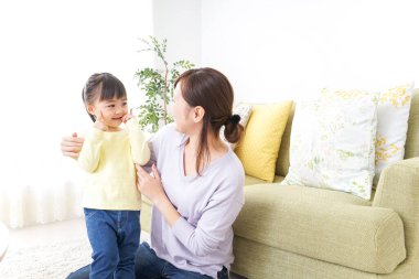  Anne, çocuğun saçını birbirine bağlıyor..
