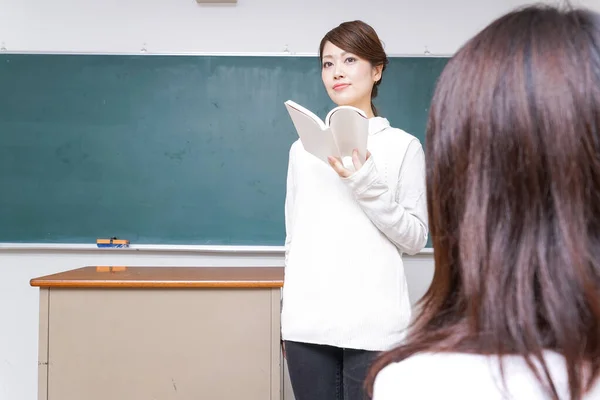 Profesora Que Tiene Libros Dando Lecciones — Foto de Stock