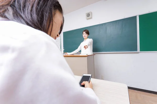 Lehrer Beschimpft Schüler Wegen Smartphone Nutzung Unterricht — Stockfoto