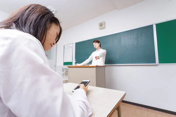 Leraar Dampen Student Voor Het Gebruik Van Smartphone Tijdens Les — Stockfoto