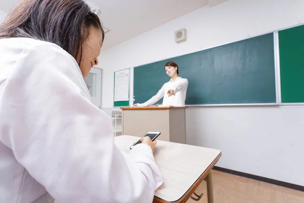 Leraar Dampen Student Voor Het Gebruik Van Smartphone Tijdens Les — Stockfoto