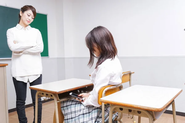 Nauczyciel Wścieka Się Ucznia Korzystanie Smartfona Podczas Lekcji — Zdjęcie stockowe