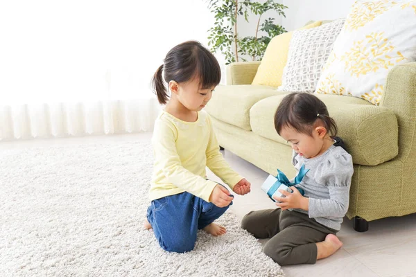 Kinderen Wisselen Hun Cadeautjes Uit — Stockfoto