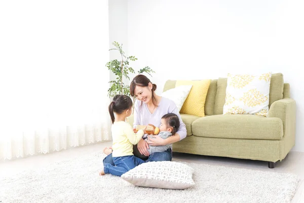 Familia Feliz Teniendo Bebé — Foto de Stock