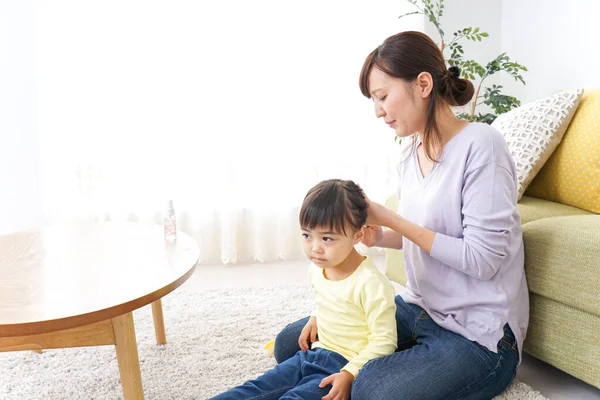 Madre Atando Pelo Del Niño Juntos — Foto de Stock