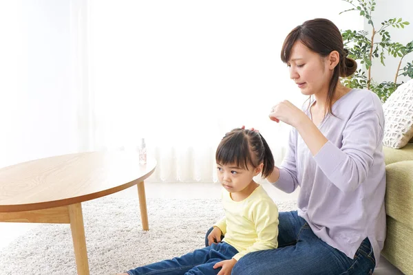 Madre Trenzando Cabello Hija — Foto de Stock