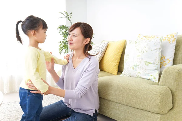 Madre Atando Pelo Del Niño Juntos — Foto de Stock