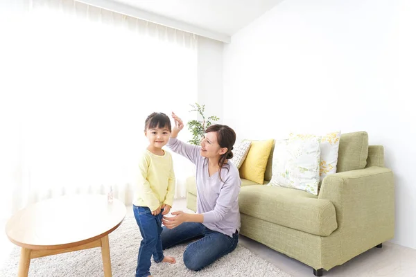 Madre Atando Pelo Del Niño Juntos — Foto de Stock