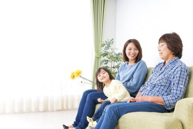 Çocuk büyükannesine çiçek veriyor..