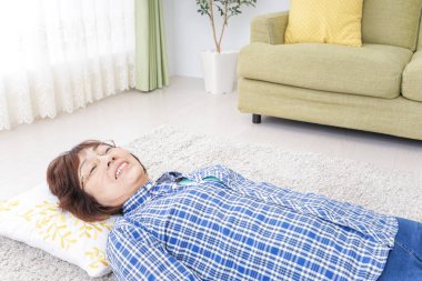 Yaşlı kadın odada uyuyor..