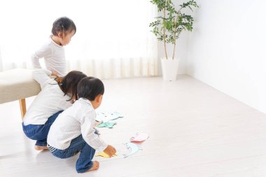 Anaokulunda oynayan çocuklar.