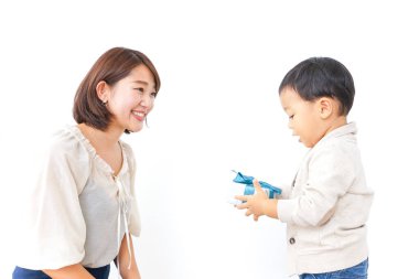 Çocuk annesine hediye veriyor..