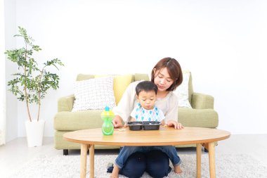 Anne besleyen çocuğu kapat. 