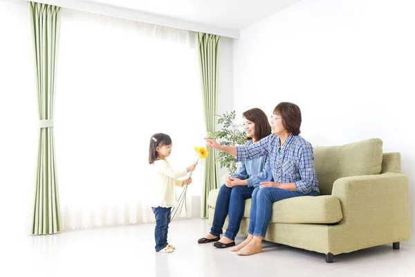 Niño Dando Abuela Una Flor — Foto de Stock