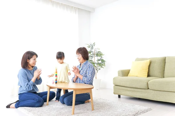 Familia Feliz Jugando Con Niño Casa — Foto de Stock