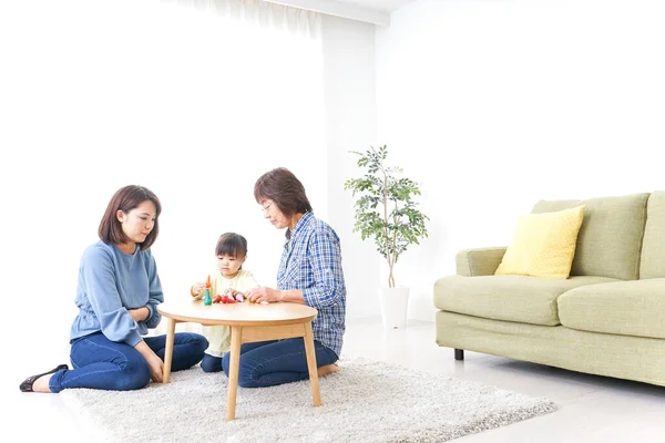 Familia Feliz Jugando Con Niño Casa — Foto de Stock