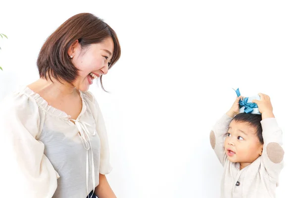 Child Giving Mother Present — Stock Photo, Image