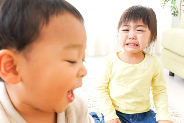 아이들이 싸우는 — 스톡 사진