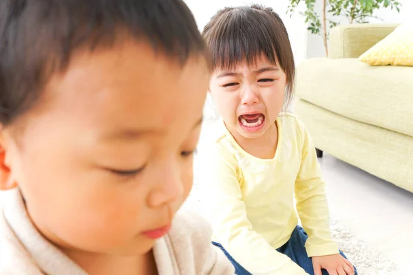 아이들이 싸우는 — 스톡 사진