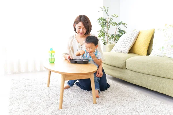 Madre Alimentación Niño Cerca — Foto de Stock