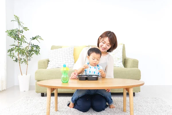 Madre Alimentación Niño Cerca — Foto de Stock