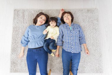 Annesi ve büyükannesi olan bir çocuk..