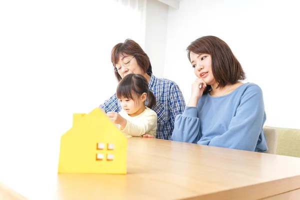 집안에서 사냥하는 여자들의 — 스톡 사진