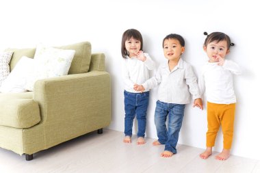  Çocuklar el ele tutuşuyorlar..