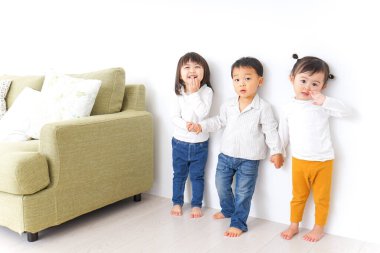  Çocuklar el ele tutuşuyorlar..