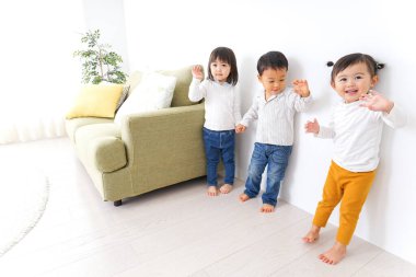  Çocuklar el ele tutuşuyorlar..