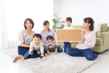 Çocuklar anneleriyle eğleniyor.