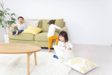  Odada arkadaşça çocuklar oynuyor.