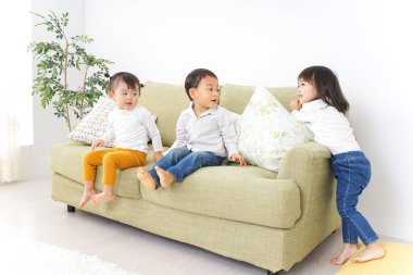  Odada arkadaşça çocuklar oynuyor.