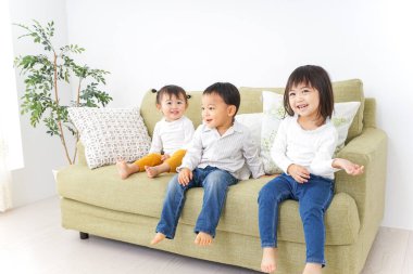  Odada arkadaşça çocuklar oynuyor.