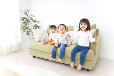  Odada arkadaşça çocuklar oynuyor.