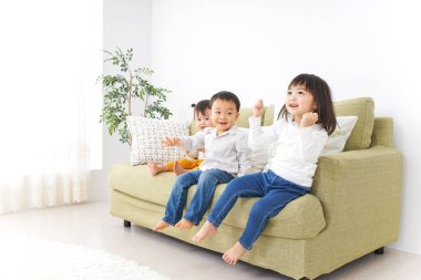  Odada arkadaşça çocuklar oynuyor.