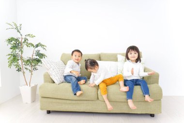  Odada arkadaşça çocuklar oynuyor.