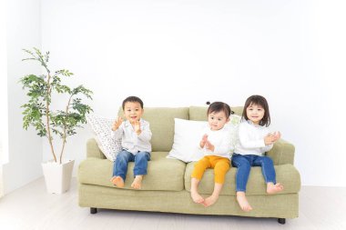  Odada arkadaşça çocuklar oynuyor.