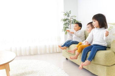  Odada arkadaşça çocuklar oynuyor.